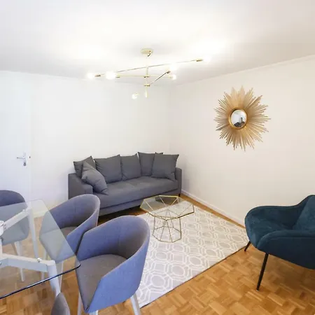 Elegant With Stunning View דירה *